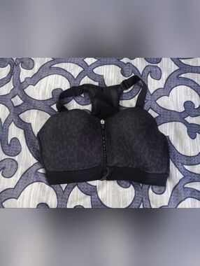 👠LAYER 8 padded Sports Bra With Front Zip Closure👠